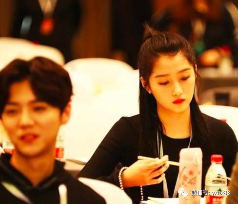 吃瓜娱乐圈关晓彤鹿晗,娱乐圈的甜蜜瓜果  第1张